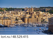 VALLETTA, MALTA - NOVEMBER 12, 2018 - The Grand Harbor Tricity bay, Birgu and Senglea islands with ships and boats in the port. Стоковое фото, фотограф Сергей Богомяко / Фотобанк Лори