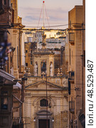 VALLETTA, MALTA - NOVEMBER 12, 2018 - Hilly ancient streets of the city. Стоковое фото, фотограф Сергей Богомяко / Фотобанк Лори
