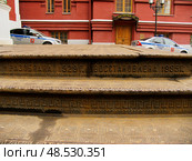Ступени и полицейские машины у Красной площади (2009 год). Редакционное фото, фотограф Ольга Нагорная / Фотобанк Лори