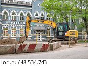 Строительные работы на улице с экскаватором SANY SY 75C. Редакционное фото, фотограф Лариса Веселова / Фотобанк Лори