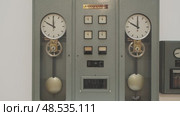 Old clock and measure electricity. Стоковое видео, видеограф Михаил Коханчиков / Фотобанк Лори