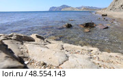 Черное море. Крым. Пляж с видом на Карадаг и мыс Хамелеон вдали (2020 год). Стоковое видео, видеограф Яна Королёва / Фотобанк Лори