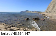 Черное море. Крым. Пляж с видом на Карадаг и мыс Хамелеон вдали (2020 год). Стоковое видео, видеограф Яна Королёва / Фотобанк Лори