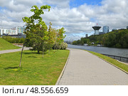 Beautiful park on Picturesque embankment (central part) Moscow River against background of House of Moscow Oblast Government  in Krasnogorsk, Moscow region. Редакционное фото, фотограф Валерия Попова / Фотобанк Лори