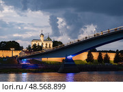 night view of the Novgorod Kremlin, pedestrian bridge over the Volkhov River (2024 год). Стоковое фото, фотограф Ирина Мойсеева / Фотобанк Лори