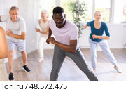 Mature men and women practicing Hip-hop dance in training hall. Стоковое фото, фотограф Яков Филимонов / Фотобанк Лори