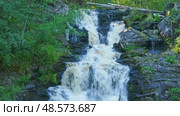 Yukankoski waterfall on the river Kulismayoki Karelia. Стоковое видео, видеограф Михаил Коханчиков / Фотобанк Лори