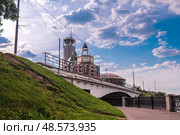 Бизнес-центр "Красные Холмы", отель «Swissotel Красные Холмы». Московский международный Дом музыки (ММДМ). Космодамианская набережная, Район Замоскворечье. Город Москва. Россия (2016 год). Редакционное фото, фотограф Елена Ларионова / Фотобанк Лори