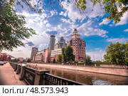 Вид на Бизнес-центр "Красные Холмы", отель «Swissotel Красные Холмы». Московский международный Дом музыки (ММДМ). Космодамианская набережная, Район Замоскворечье. Город Москва. Россия (2016 год). Редакционное фото, фотограф Елена Ларионова / Фотобанк Лори
