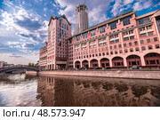 Вид на Бизнес-центр "Красные Холмы", отель «Swissotel Красные Холмы». Московский международный Дом музыки (ММДМ). Космодамианская набережная, Район Замоскворечье. Город Москва. Россия (2016 год). Стоковое фото, фотограф Елена Ларионова / Фотобанк Лори