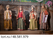 Женские праздничные костюмы. Крестьянское сословие. Экспозиция Музея сословий России в галерее Ильи Глазунова. Москва. Редакционное фото, фотограф Pukhov K / Фотобанк Лори