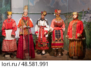 Женские праздничные костюмы. Крестьянское сословие. Экспозиция Музея сословий России в галерее Ильи Глазунова. Москва. Редакционное фото, фотограф Pukhov K / Фотобанк Лори