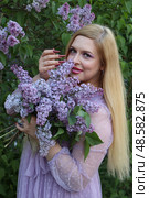 Девушка и сирень. Стоковое фото, фотограф Irina Paulina / Фотобанк Лори