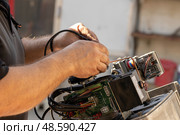 Repair of a large boiler gas burner, analysis of parts on the ta (2019 год). Редакционное фото, фотограф ok_fotoday / Фотобанк Лори