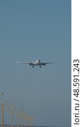 Cargo airplane before landing. Стоковое видео, видеограф Михаил Коханчиков / Фотобанк Лори