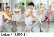 Group of children dancing jazz funk. Стоковое фото, фотограф Яков Филимонов / Фотобанк Лори