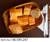 Slices of fresh bread on dinning table. Стоковое фото, фотограф Яков Филимонов / Фотобанк Лори
