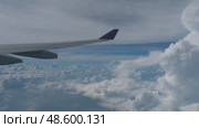 Porthole, view of the wing in flight. Стоковое видео, видеограф Игорь Жоров / Фотобанк Лори