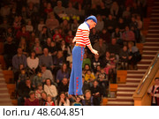 Belarus, Gomel, April 1, 2018. Gomel State Circus. Performance of the team of the Moscow circus Nikulin.Speech air gymnast without insurance against the backdrop of the audience. Circus Acrobats. Редакционное фото, фотограф Лазаренко Светлана / Фотобанк Лори