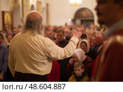 Belarus, Gomel, 8 April 2018. The Nikolsky Monastery. The celebration of Orthodox Easter. Church chanting. The crowd sings religious songs. Редакционное фото, фотограф Лазаренко Светлана / Фотобанк Лори