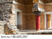 Knossos Palace, Heraklion, Crete, Greece. Column and wall of Knossos Palace. Стоковое фото, фотограф Светлана Брайман / Фотобанк Лори