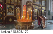 Горящие перед иконостасом свечи в Соборе Троицы Живоначальной Николо-Берлюковской  пустыни. Редакционное видео, видеограф Владимир Шипикин / Фотобанк Лори
