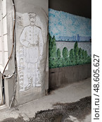 Рисунок с изображением солдата и граффити на здании. Красноярск. Редакционное фото, фотограф Михаил Павлов / Фотобанк Лори