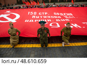 Развернутая копия Знамени Победы во время торжественного приема в пионеры на Красной площади. на Красной площади в центре города Москвы, Россия. Редакционное фото, фотограф Николай Винокуров / Фотобанк Лори