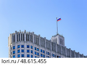 Государственный флаг России над домом  правительства Российской Федерации. Москв. Стоковое фото, фотограф Владимир Устенко / Фотобанк Лори