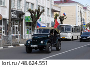 Автомобили с флагами России и Знамя Победы город Клинцы. Редакционное фото, фотограф Дмитрий Неумоин / Фотобанк Лори