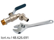 Водопроводный кран и гаечный ключ на белом фоне.  Water faucet and a wrench on a white background.d. Стоковое фото, фотограф Татьяна Д / Фотобанк Лори