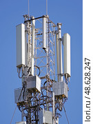 Вышка с антеннами сотовой связи на фоне голубого неба. GSM Antenna against blue sky. Стоковое фото, фотограф Татьяна Д / Фотобанк Лори