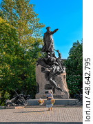 Monument to Russian vice-admiral Stepan Makarov on Yakornaya ploschad Anchor square in Kronstadt, Russia. 1913 (2015 год). Стоковое фото, фотограф Оксана Медведева / Фотобанк Лори