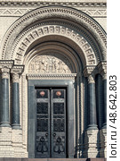 Fragments of facade decor with stucco and mosaics of the St. Nicholas Cathedral in Kronstadt. Door decoration (2015 год). Стоковое фото, фотограф Оксана Медведева / Фотобанк Лори