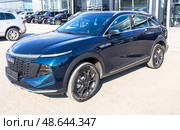 Автомобиль Haval F7 рядом с автосалоном официального дилера. Китайский производитель автомобилей. Редакционное фото, фотограф FotograFF / Фотобанк Лори