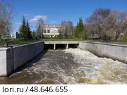 Нижний бьеф плотины Белорецкого пруда (водохранилища) на реке Белой (Агидель), город Белорецк, Башкирия, Россия. Редакционное фото, фотограф Алексей Иванов / Фотобанк Лори