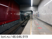 Портал тоннеля на станции "Новомосковская" (бывшая "Коммунарка") (2021 год). Редакционное фото, фотограф Александр Кузнецов / Фотобанк Лори