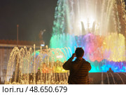Фонтан Каменный цветок ночью на ВДНХ в Москве (21 июля 2019) Редакционное фото, фотограф YuryKara / Фотобанк Лори