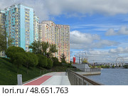 Picturesque Embankment and new modern and comfortable homes of residential area of Pavshinsky floodplain on Moscow River on sunny day. Редакционное фото, фотограф Валерия Попова / Фотобанк Лори