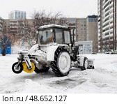 Трактор очищает дорогу от снега. Стоковое фото, фотограф Vladislav_v / Фотобанк Лори