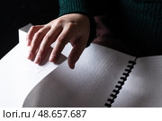 Перелистывание страницы книги написанной на шрифте Брайля. Стоковое фото, фотограф Светлана Денисова / Фотобанк Лори