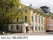 Дом Гурьевых в Лялином переулке в Москве, боковой фасад с мезонином (2023 год). Редакционное фото, фотограф Солодовникова Елена / Фотобанк Лори