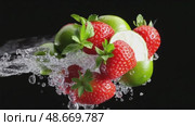 Strawberries, limes and mint leaves rotating in water splash on black background. Стоковое AI-видео, аниматор Юрий Поздников / Фотобанк Лори