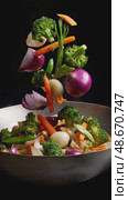 Fresh vegetables falling into wok with cooked ingredients. Стоковое AI-видео, аниматор Юрий Поздников / Фотобанк Лори