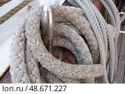 Свернутые корабельные канаты развешанные на палубе парусника. Coiled ship's ropes hung on the deck of a sailing ship. Стоковое фото, фотограф Татьяна Д / Фотобанк Лори