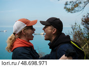 Муж с женой хотят съесть корабль. Редакционное фото, фотограф Юлия Полякова / Фотобанк Лори