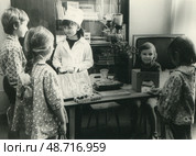 Дети играют в магазин и аптеку в детском саду. Стоковое фото, фотограф Retro / Фотобанк Лори