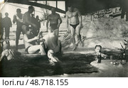 Моржевание группы мужчин в проруби зимой. Стоковое фото, фотограф Retro / Фотобанк Лори