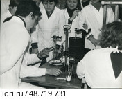 Сотрудники лаборатории вместе со студентами у микроскопов, 1970-1980-е гг, СССР. Стоковое фото, фотограф Retro / Фотобанк Лори