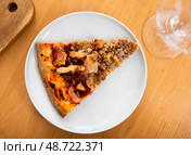 Slice of pizza with minced meat, bacon bits and barbecue sauce. Стоковое фото, фотограф Яков Филимонов / Фотобанк Лори